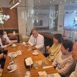 ホテルのカフェで医師・看護師と参加者がテーブルを囲んで話している様子